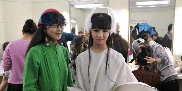 缘来妈咪|杨丽萍近况曝光,63岁漫画腿太抢眼,时髦装扮引发网友热议