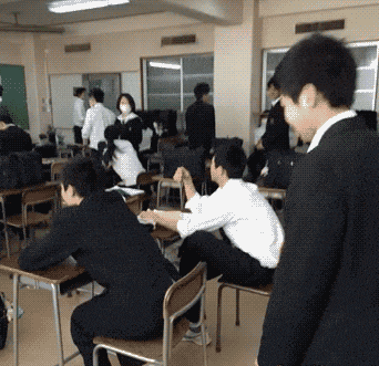 “拿两千去银行存款怕被抢,看到这位大妈后...”哈哈贫穷限制了想象啊~