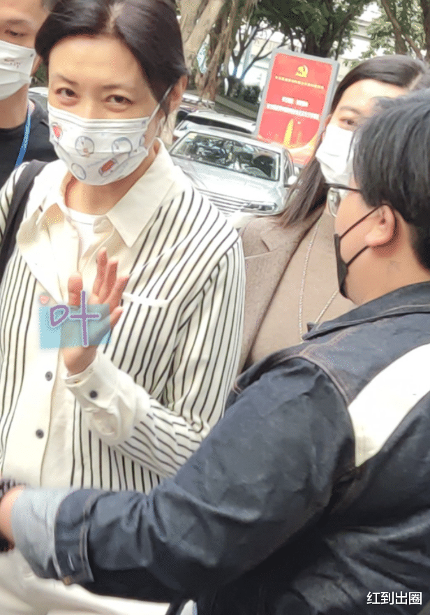 疯狂|53岁周涛在街边被路人偶遇,素颜皮肤白皙惹眼,男粉送礼被一把拦住