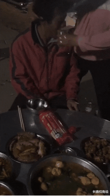 恨铁不成钢!广西女子愤怒掰开老公嘴往里灌酒,朋友一边笑一边拍