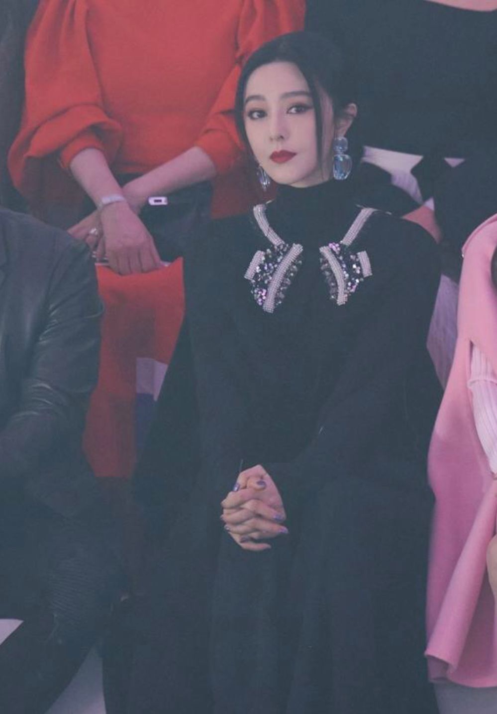 闲鱼有话说 范冰冰真壕，别人珠宝是点缀她却能当领子，配硕大钻石耳环太抢眼