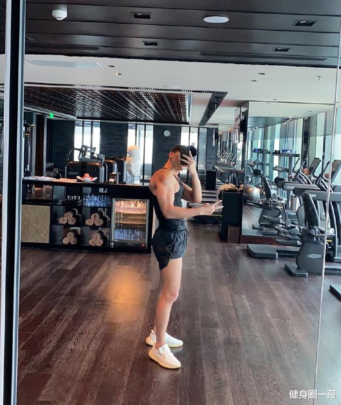 健身圈一哥 肌肉模特在上海，187cm大长腿，腹肌像搓衣板，人鱼线也很吸睛！