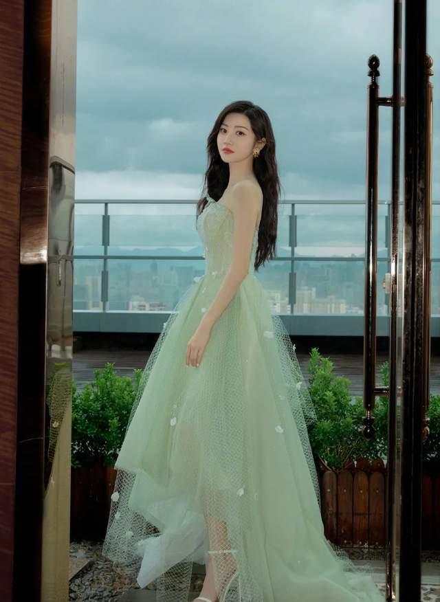 中国好声音|景甜晒雨中露台写真，薄荷绿纱裙，被盛赞仙气十足，氛围感满满