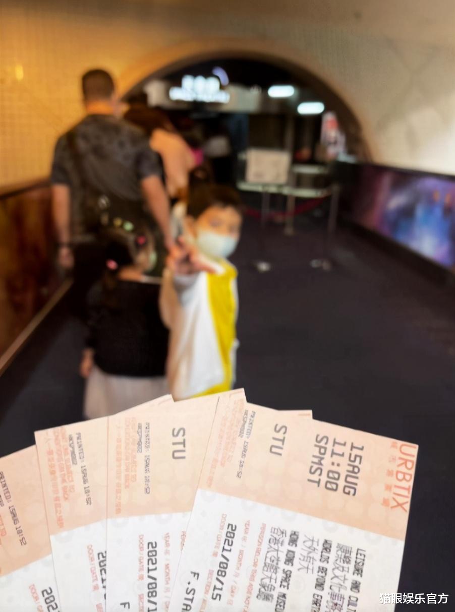 霍启刚|霍启刚太顾家！白天忙带俩娃，深夜还要去机场接郭晶晶回家