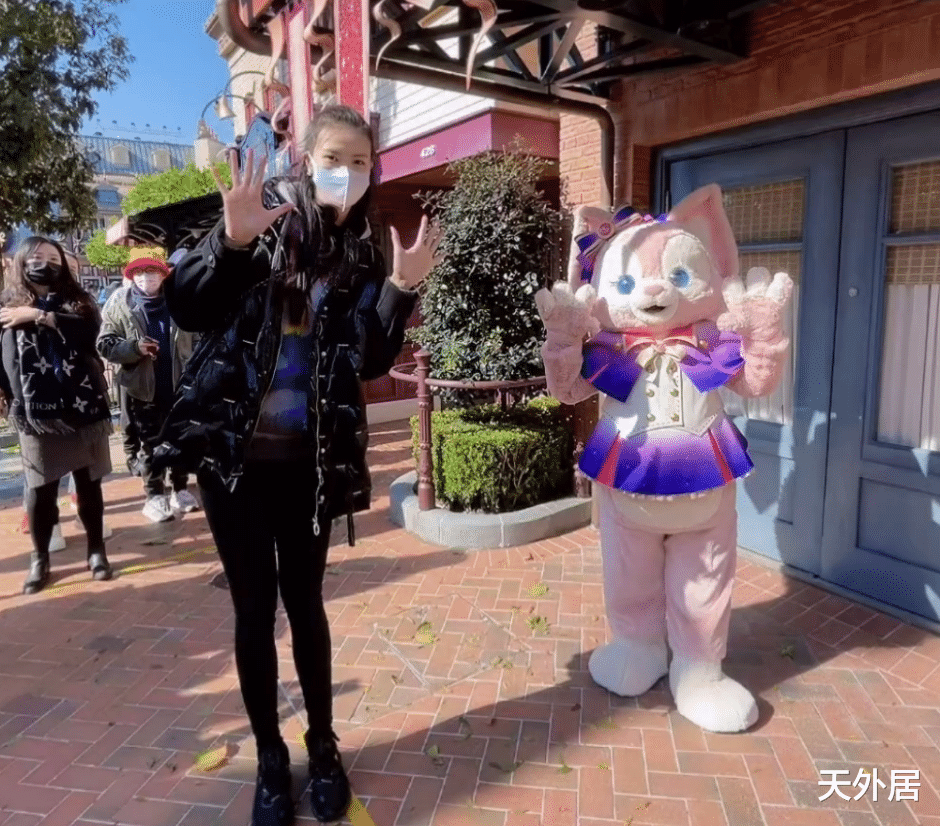 卡通|张常宁逛迪士尼，与知名卡通人物梦幻联动：我教你打排球好不好？