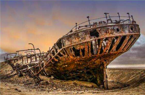 沙漠中心发现近百年前沉船，吸引众多游客，世上真有“时空门”？