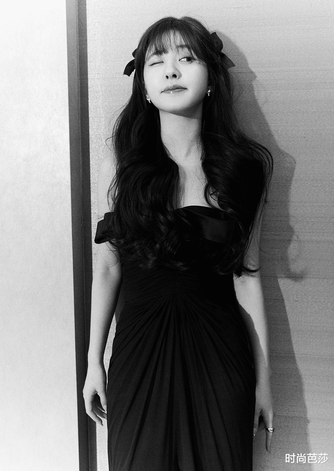 穿衣搭配|说实话，关晓彤的吊袜裙有点“惊”到我了