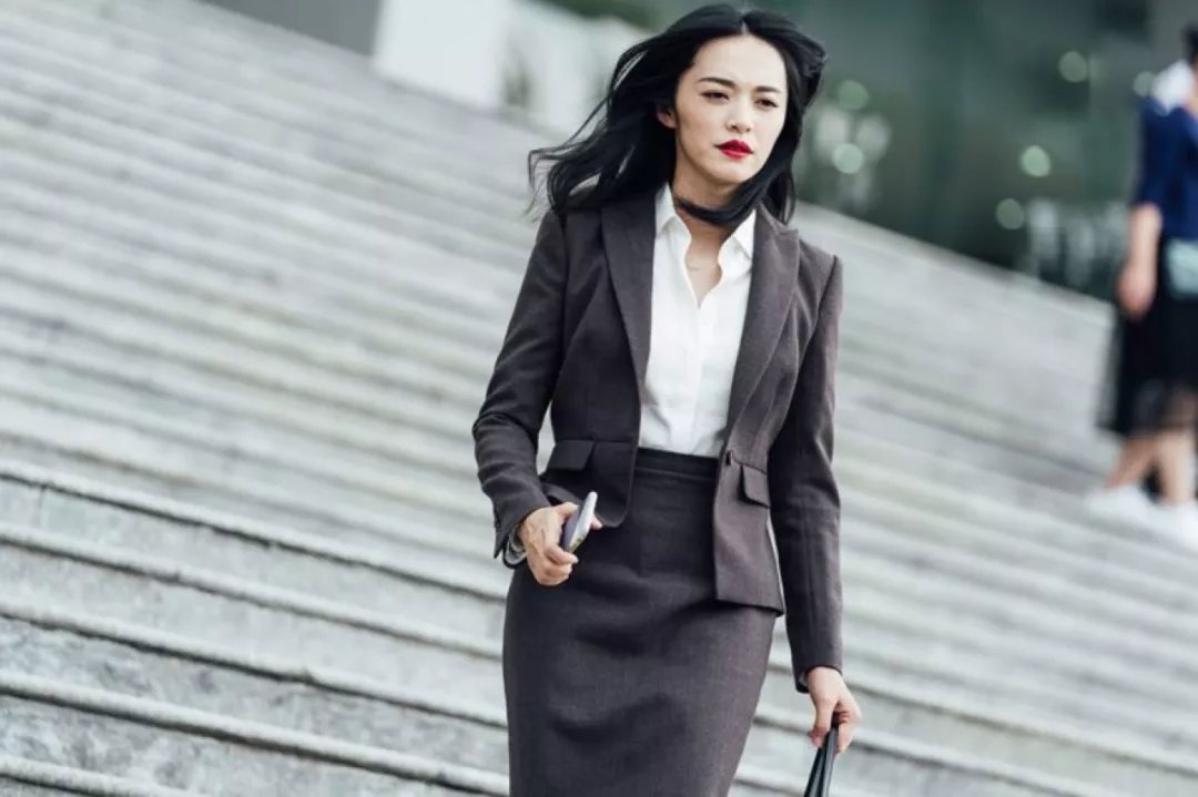 姚晨|恨过公知、投机爱国、劣迹斑斑的“人气女王”，到底几副面孔？