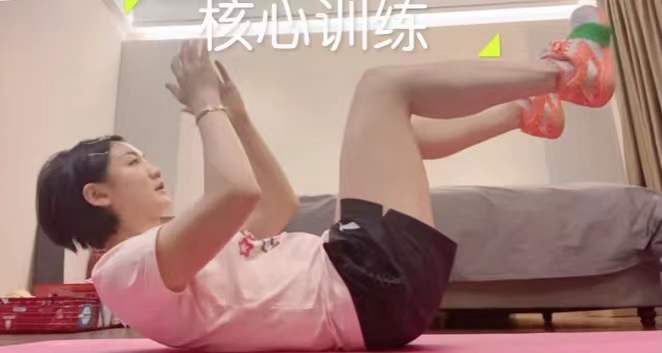 陈梦隔离期吃烤红薯和玉米,疯狂拍脸护肤,肤白貌美,自夸美少女