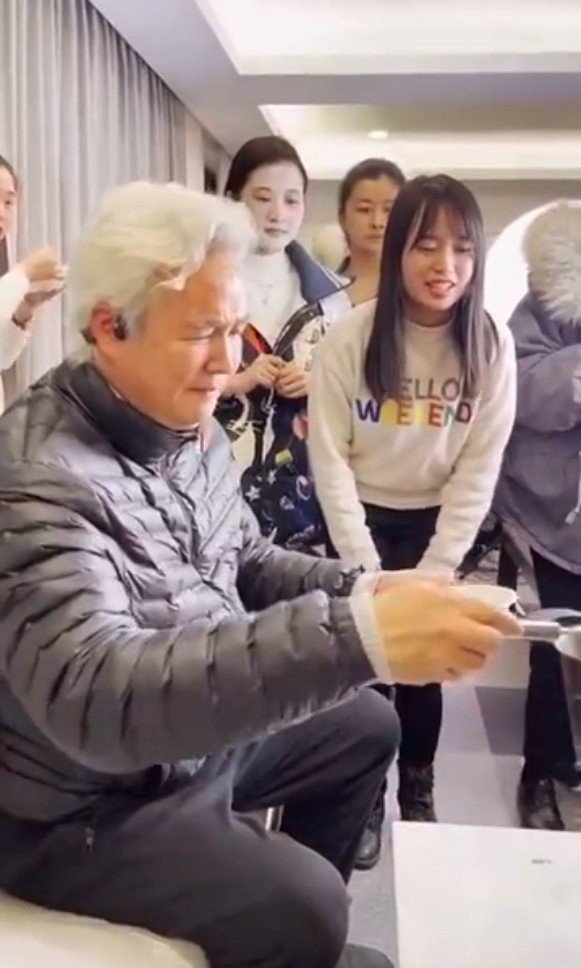 李准基|在袁隆平逝世当天直播带货后，张庭为老公庆生，下跪比心毫无尊严