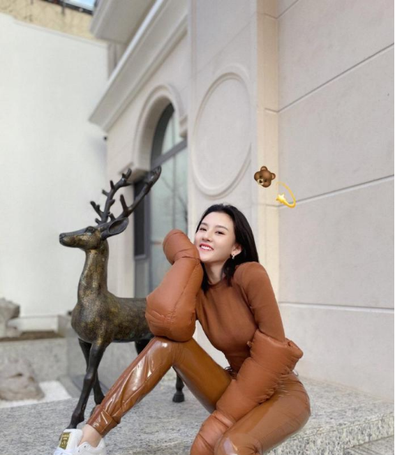 宋祖儿|宋祖儿终于长大了！穿深V礼裙“二次发育”后身材好丰满