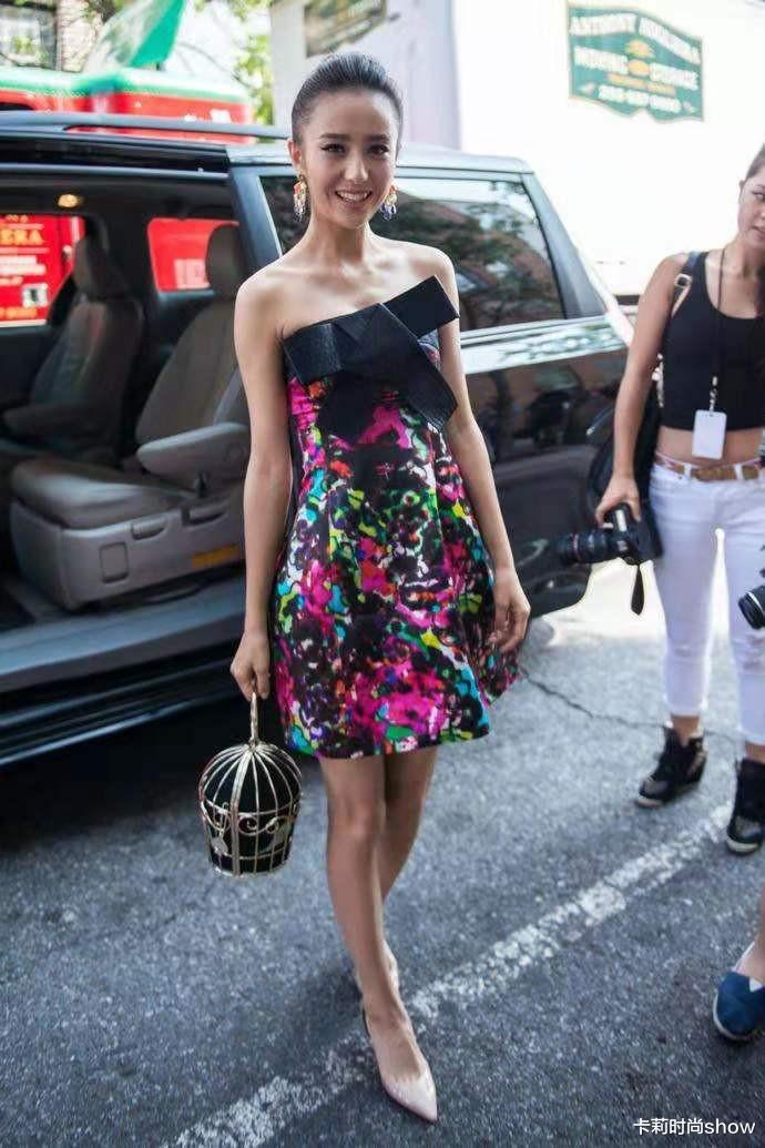 佟丽娅|佟丽娅穿越复杂反而越美，裙子又花又鲜艳，一般人还真hold不住