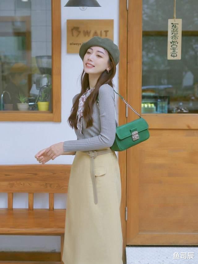 鱼司辰 女生博主秋冬穿搭指南，针织开衫搭配百褶半身裙，高贵优雅又温柔