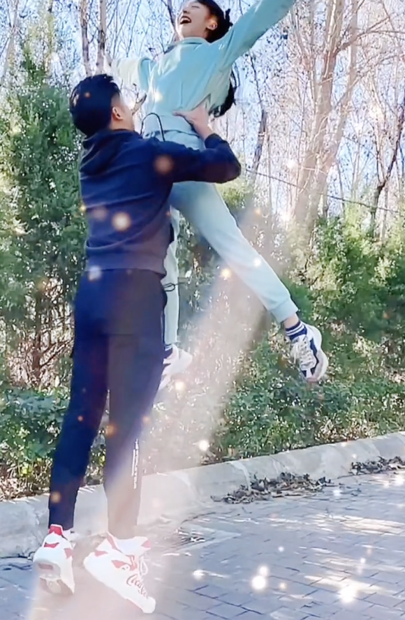 田亮|田亮将妻儿公主抱，森碟高挑身材藏不住，叶一茜被老公整蛊