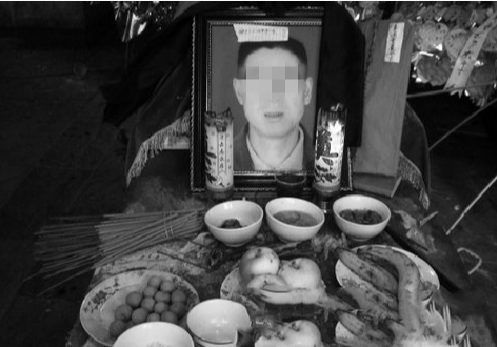 非洲 湖南吴培军案：好心扶摔倒老太反被讹20万，喝农药自尽以死证清白