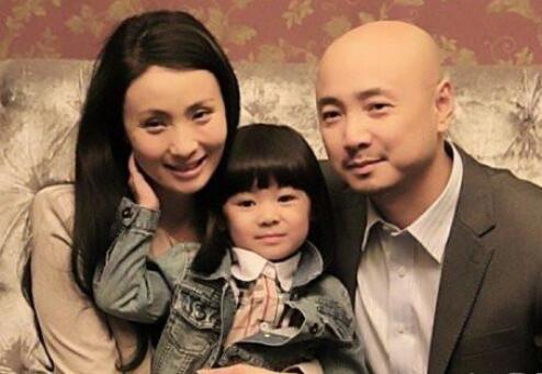 陶虹|徐峥陶虹夫妇罕见同框，穿印花外套组情侣造型，老夫老妻也浪漫