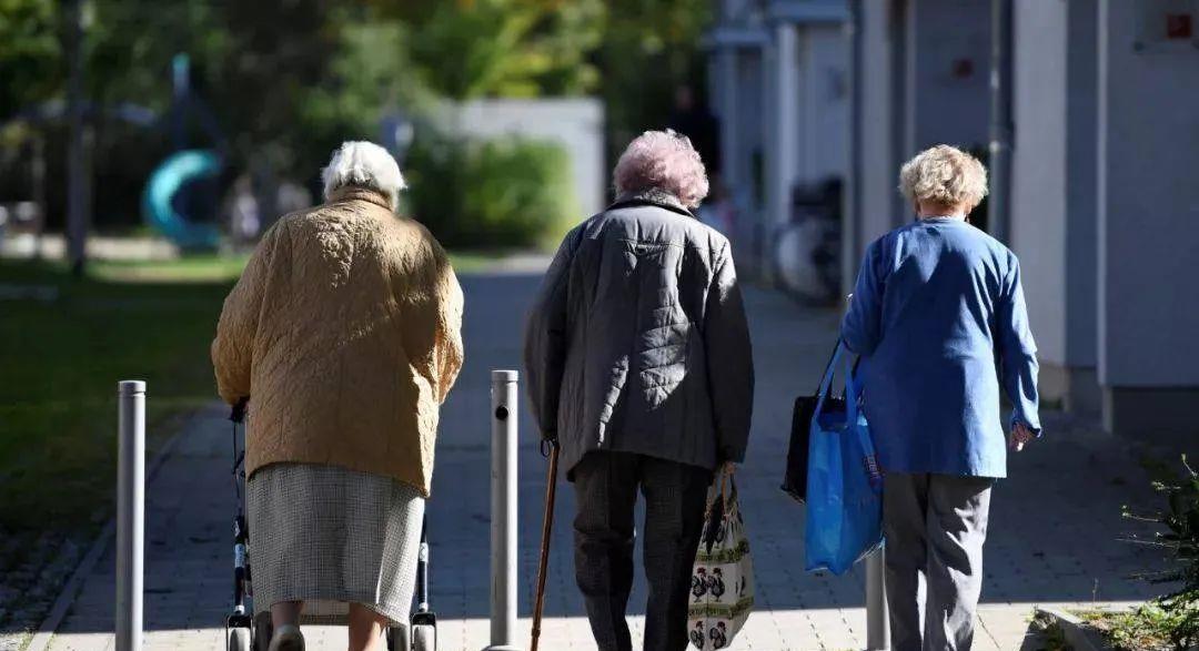 长脖子爸比说|老龄化时代下,“藏着”13万亿的商机,未来该如何养老?