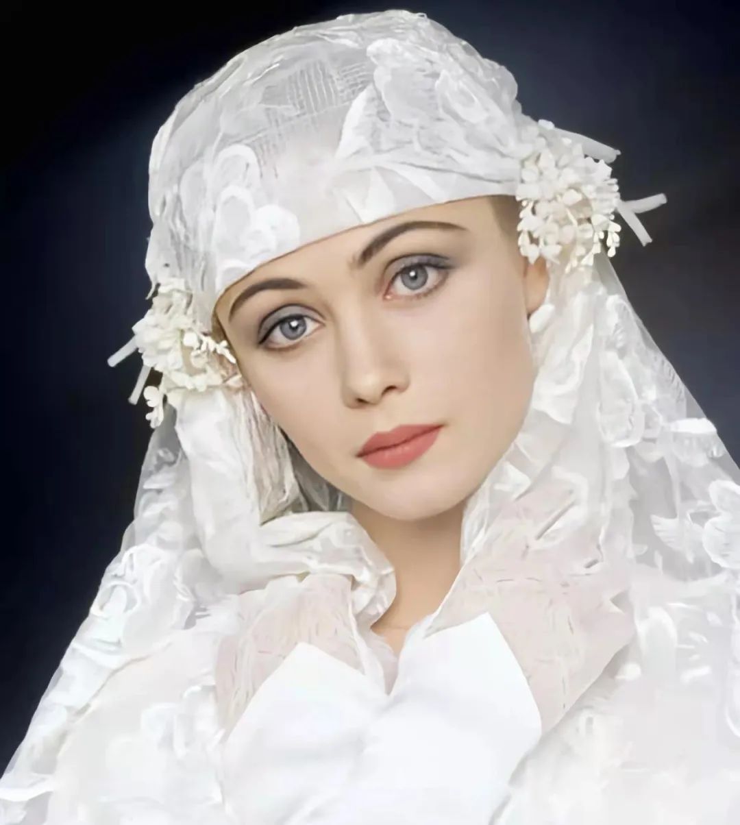 艾曼纽·贝阿|她的脸蛋曾统一中外审美,偏偏爱上整容,从天使颜变成了大嘴猴!