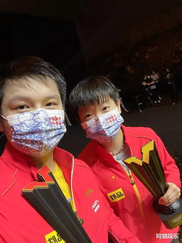 莎莎|樊振東與孫穎莎置身于花海中，有網(wǎng)友不淡定了