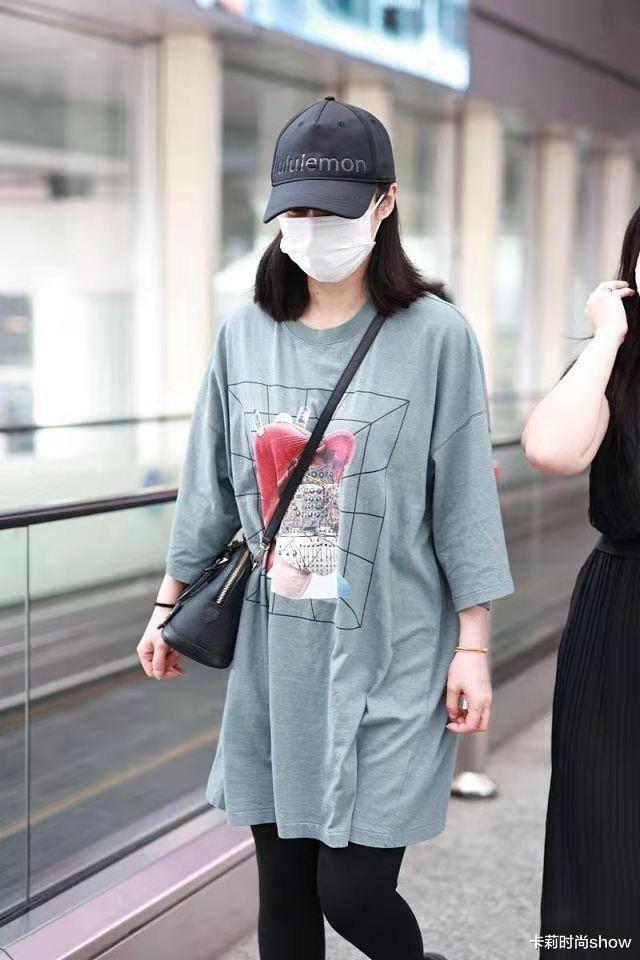 卡莉时尚show|蒋勤勤私服接地气，长款T恤舒适又低调，40+女人这样穿就不错