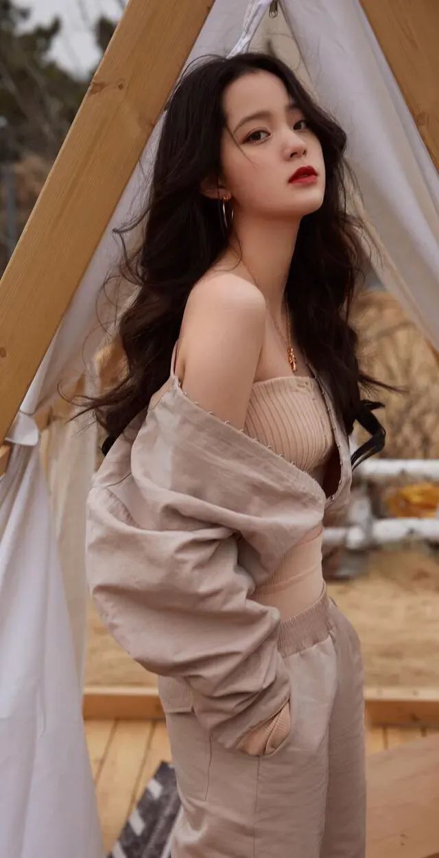 张哲瀚|欧阳娜娜，身材丰满，长腿女神，好想娶她