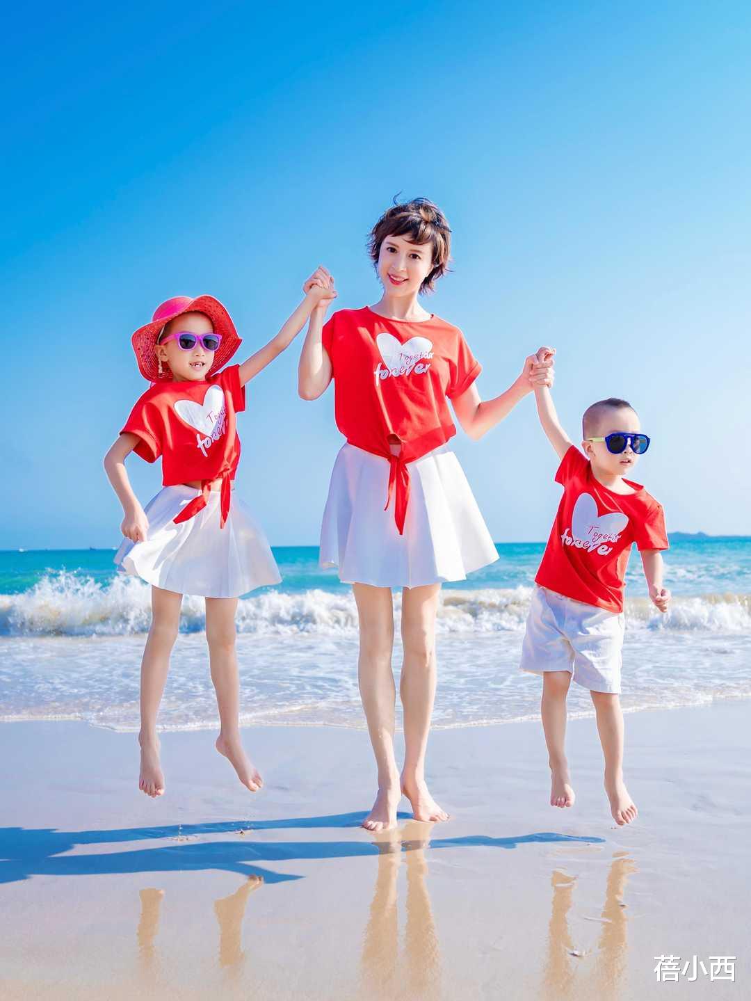 蓓小西|金巧巧与老公合影真敢穿,一袭薄纱连衣裙领口开到腰,真有胆量