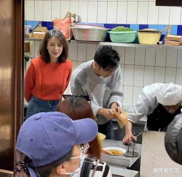 谢霆锋|网友路边偶遇谢霆锋？背双肩包酷似学生，却被调侃不是很高