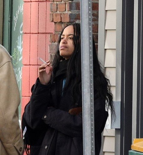 米歇尔·奥巴马|奥巴马反差萌！小女儿穿低胸吊带秀事业线，23岁长女沦为老烟鬼