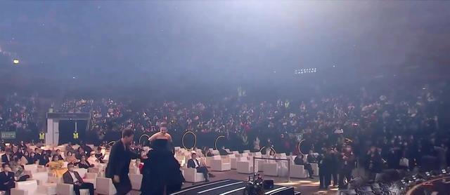 迪丽热巴|迪丽热巴微博之夜再添恋情锤？躲闪李现的搀扶，却主动靠近黄景瑜