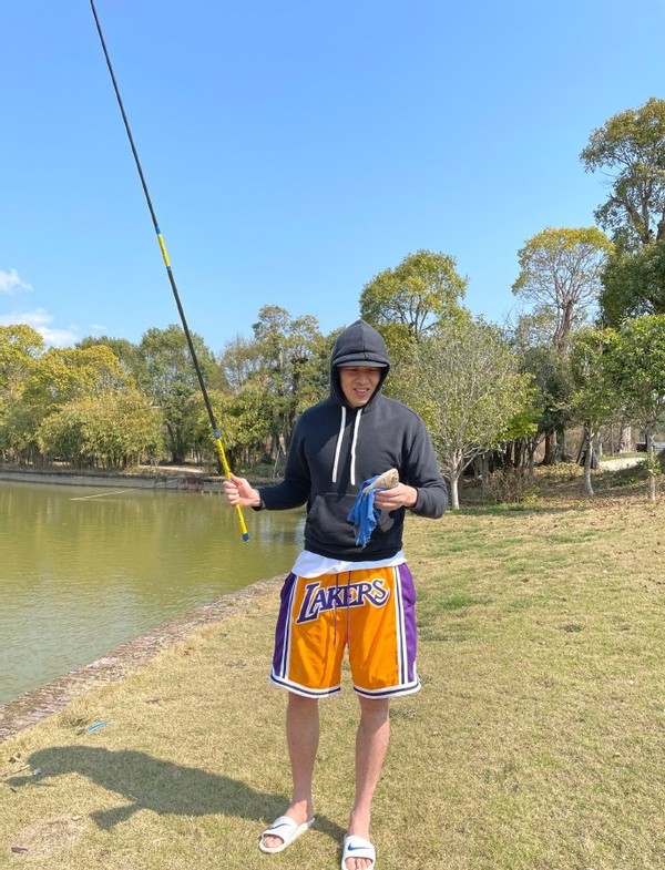 新疆维吾尔自治区|清远集训+散心!新疆老将穿湖人短裤钓鱼,结伴阿不都放松