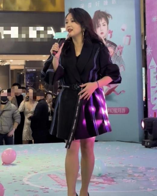土豆 35岁何洁现身商演，减肥有效脸瘦一圈，养3娃不容易大冬天穿短裙