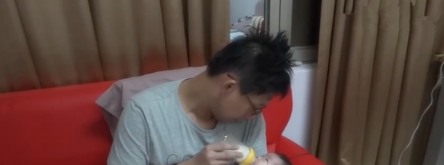 社会E站 二胎爸爸上网求助奶粉钱，遭网友怒怼：月薪2000还敢要二胎？