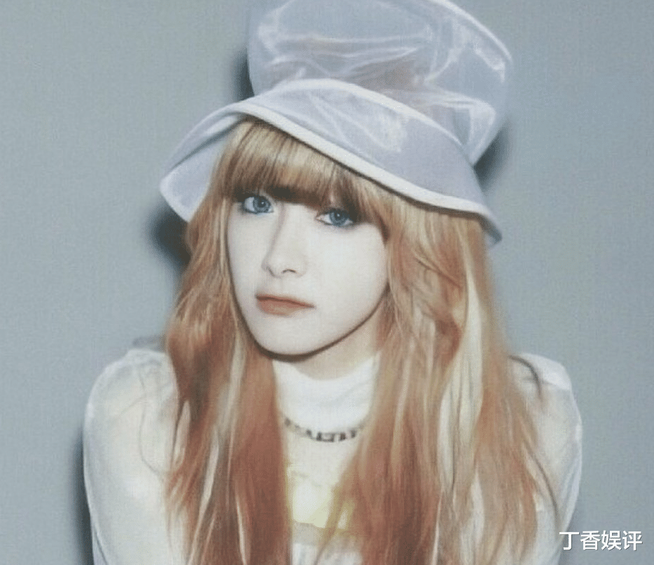 泡面|宋茜8年没染发，晒出染发过程瞬间引关注，粉紫渐变发色太绝了！