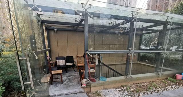 无奈之举!宁波一小区地下室楼梯口成了老年人的阳光房!