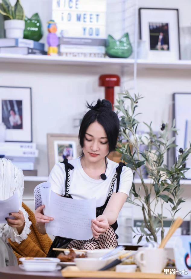 穿衣搭配|恋爱中的周迅变化好大，金属吊带配黑丝网袜，穿衣都变摇滚范儿