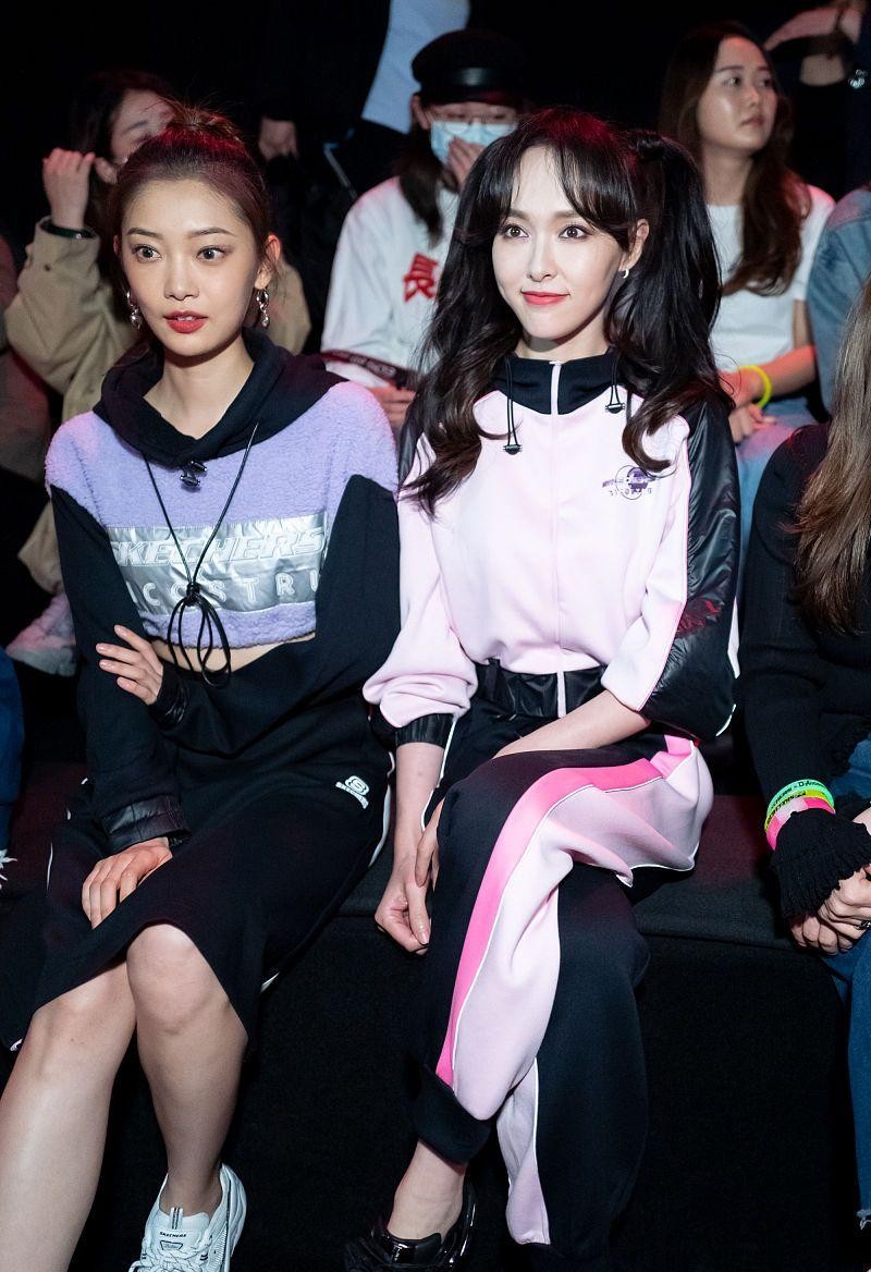 穿衣搭配|唐嫣真挺会扮嫩的，穿粉色运动服还扎双马尾，跟大学生没啥区别