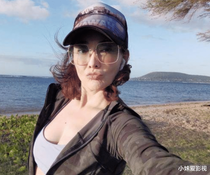 牛莉|牛莉穿衣好大胆，半开叉长裙秀大长腿，与李小冉站一起不似48岁！