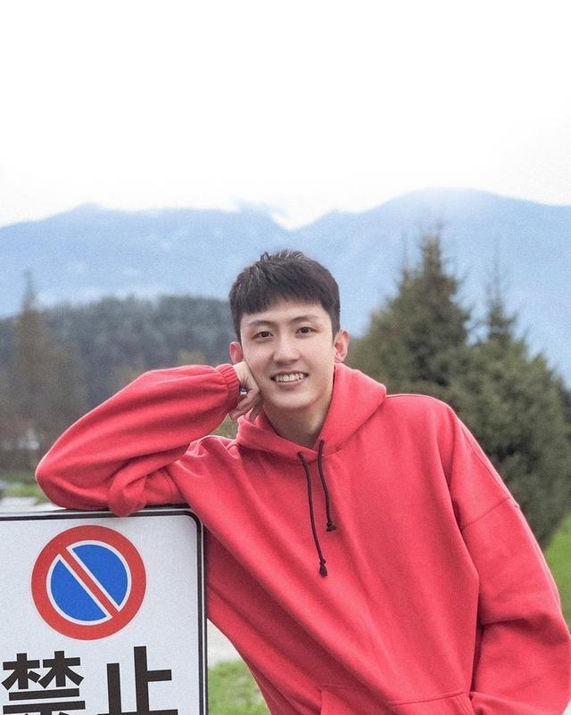 毛晓彤|黄景瑜后台被大爷“无视”，以为合影却被无视，最后的表情太搞笑