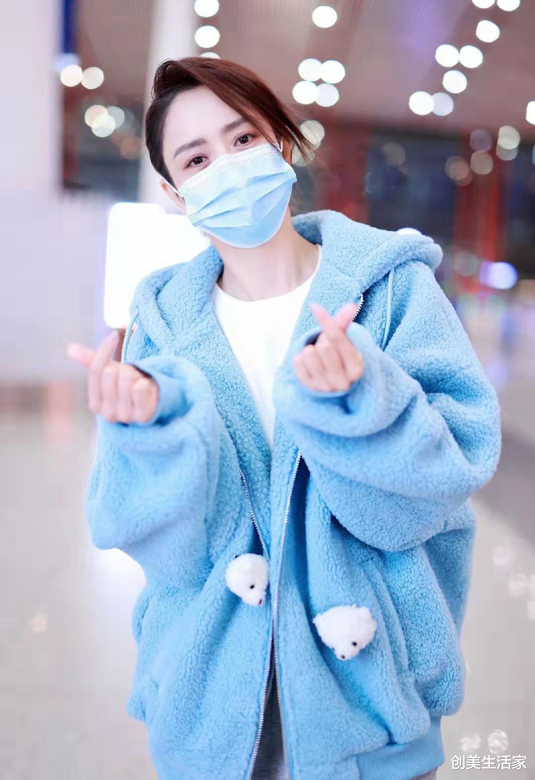 玩偶|佟丽娅穿蓝色玩偶开衫配灰色运动裤，青春减龄和休闲舒适兼具