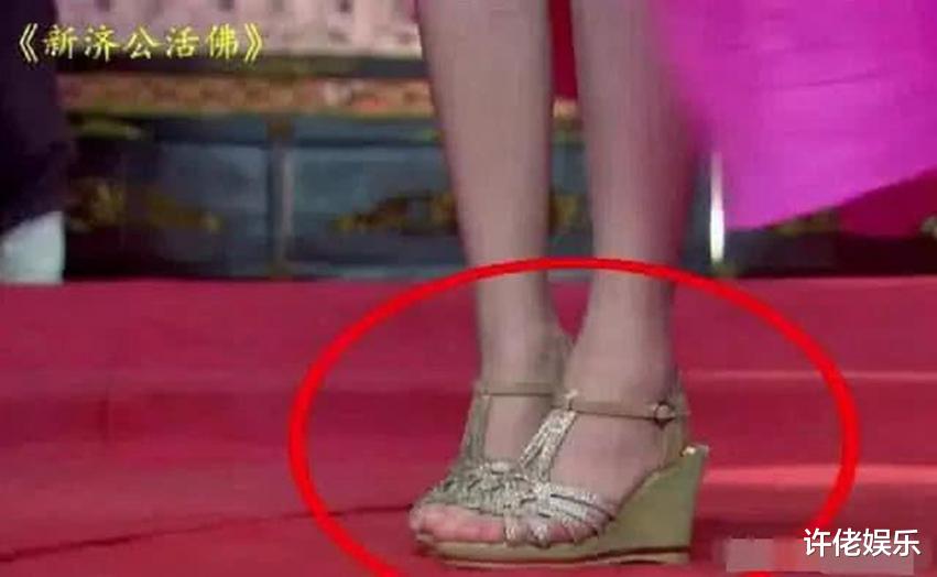 穿帮镜头|“尴尬”的穿帮镜头,张无忌:我练功那么辛苦,穿凉鞋不过分吧