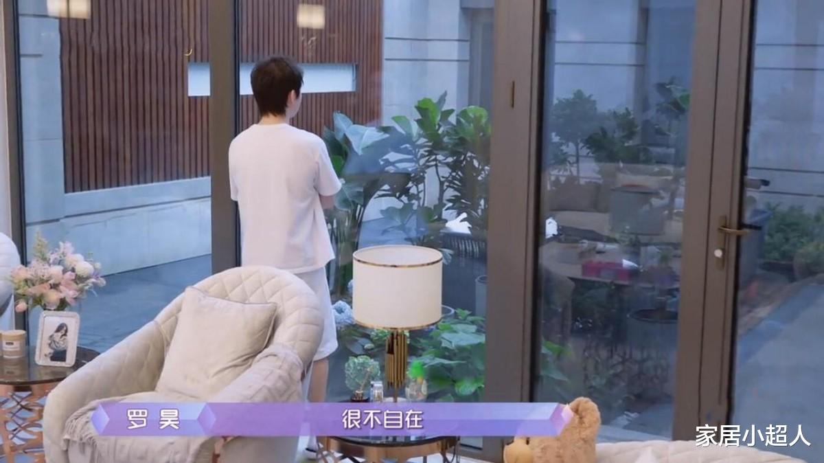 张子枫|周扬青在自家录节目，从大门就能看出，绝对是“大户人家”！