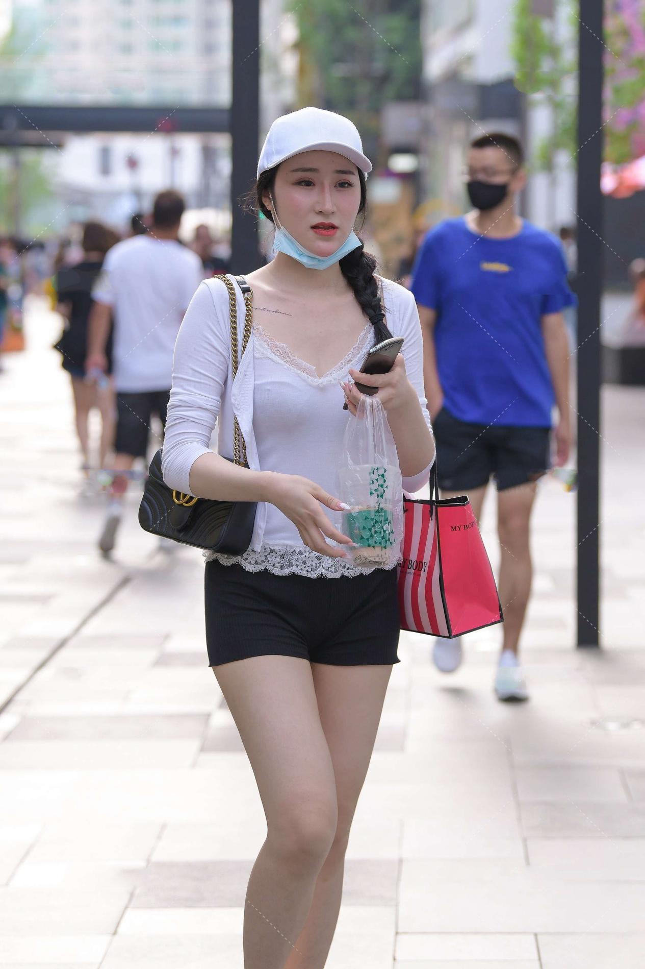 穿衣搭配|白色上衣搭配黑色裤子，版型简约时尚，穿搭甜美大方