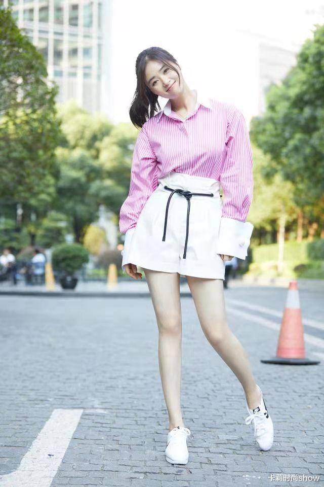 卡莉时尚show|蒋欣私服终于美了，百褶裙配开衫减龄又洋气，“瘦”下来漂亮极了