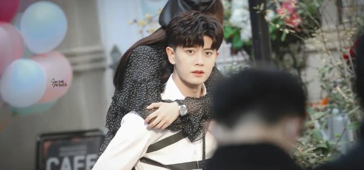 白梦妍|任嘉伦白鹿直播破千万热度，自爆相貌平平被嫌弃，只有时宜认准他