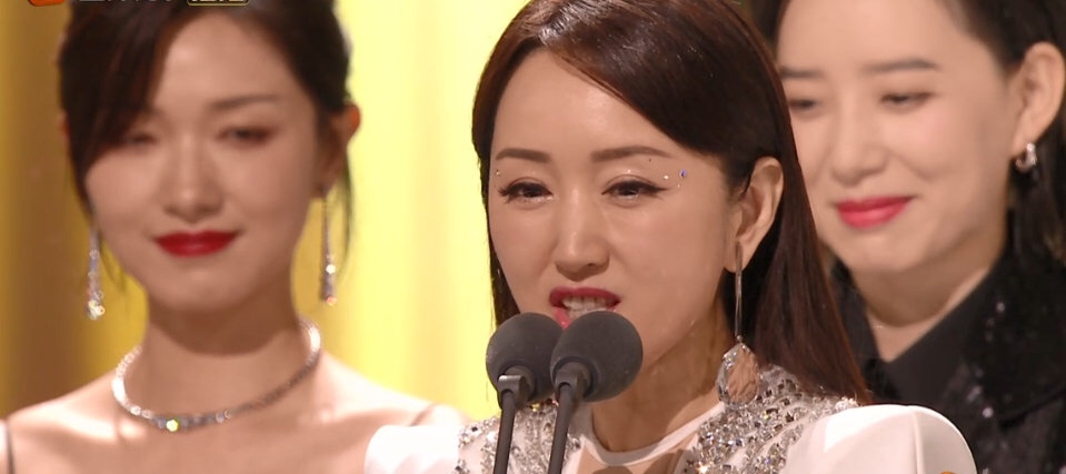 那英|《浪姐2》成团夜：超女周笔畅时隔16年再夺亚军，那英假唱引热议