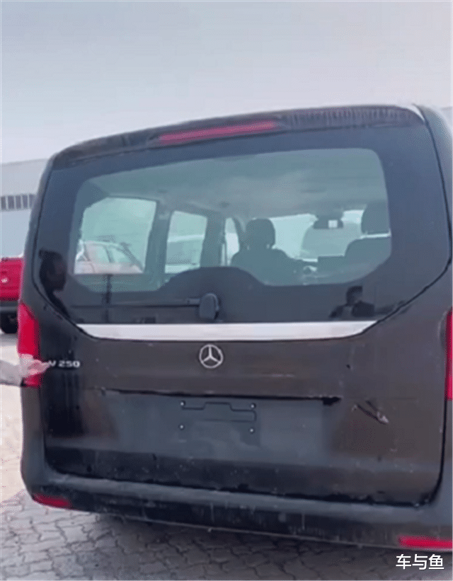 奔驰|奔驰V250库存车现天津港，全车满灰尘，漆面晒化，半价售也无人问