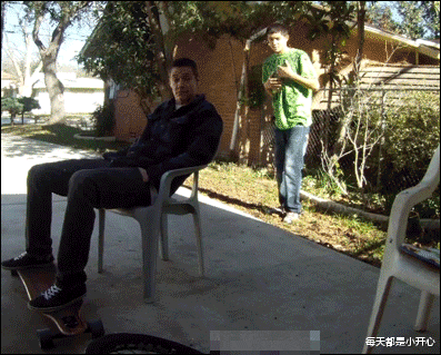 “如果在万米高空,挡风玻璃裂了该怎么办?”哈哈哈评论区操作亮了...