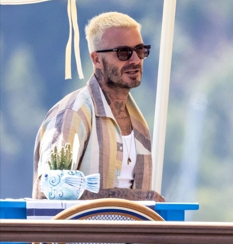 全球时尚风行|小七不得了！10岁就尝试性感风？穿贝嫂蕾丝挂脖裙胳膊比妈妈还粗