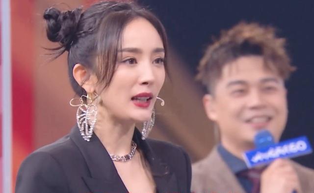 关晓彤|杨幂穿丝袜秀“漫画腿”，当她和关晓彤站一起时，效果却瞬间扎心