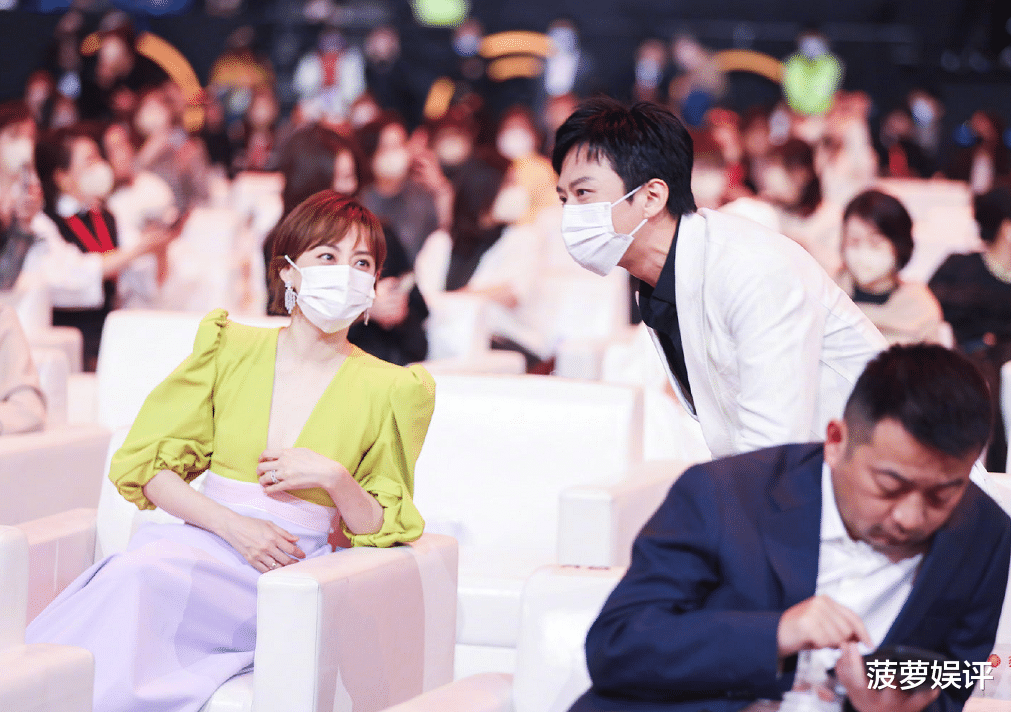 张小斐|微博之夜明星互动现场，留意到明星交谈现场，张小斐地位显而易见